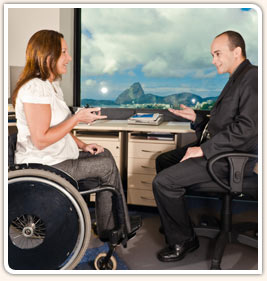 Cadeirante no escrit�rio conversando com seu colega de trabalho
