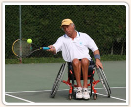 O cadeirante Jos� Carlos Moraes jogando t�nis.