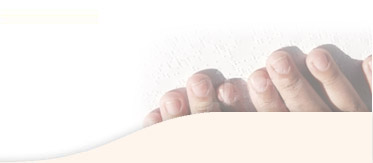 M�os sobre um papel lendo Braille