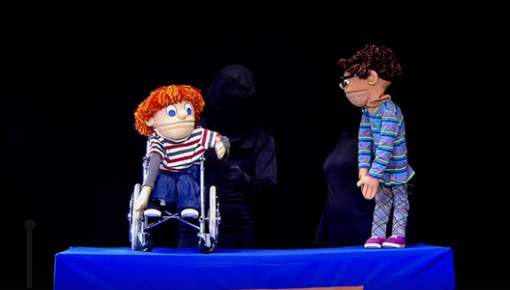 Peça de teatro de boneco trata do tema da inclusão