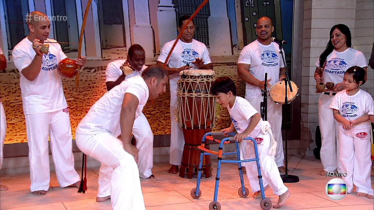 Menino com deficiência joga capoeira e emociona