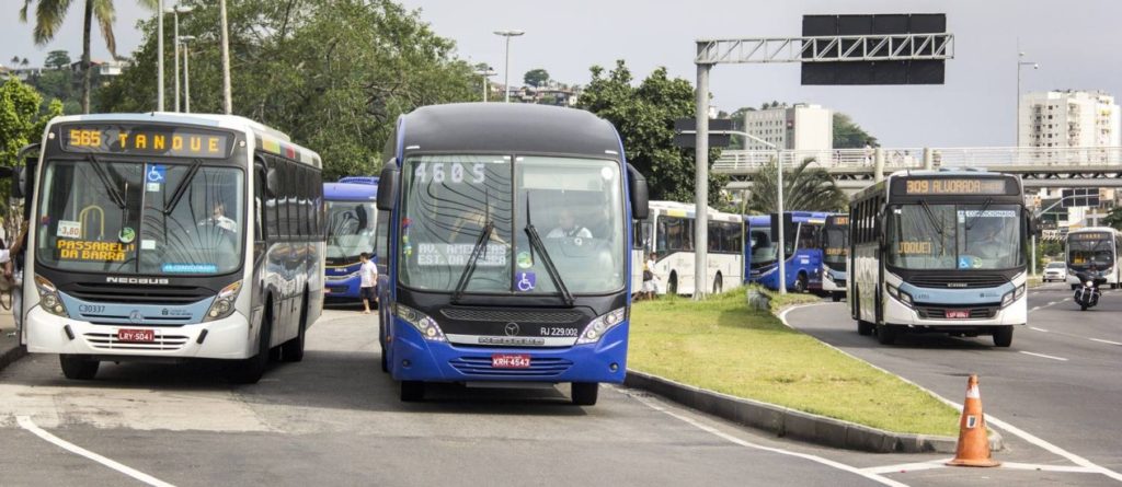 Lei obriga os ônibus do Rio a pararem fora do ponto à noite Leia mais sobre esse assunto em http://oglobo.globo.com/rio/lei-obriga-os-onibus-do-rio-pararem-fora-do-ponto-noite-20726108#ixzz4VMcRD5Up © 1996 - 2017. Todos direitos reservados a Infoglobo Comunicação e Participações S.A. Este material não pode ser publicado, transmitido por broadcast, reescrito ou redistribuído sem autorização. 