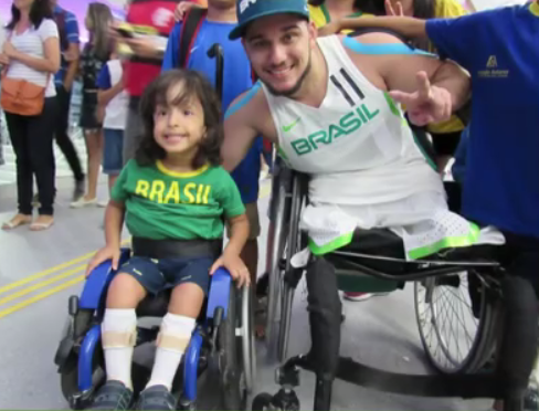 Menino cadeirante de 4 anos encontra no rugby em cadeira de rodas um ídolo e exemplo