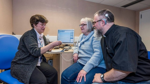 Helen e Neil se ouviram pela primeira vez em 12 anos Foto: Facebook/ University of Southampton Auditory Implant Service