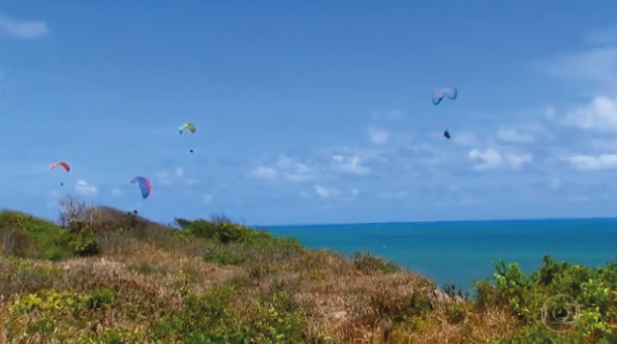 Quinze pilotos de parapente se unem no desafio de voar com 50 cadeirantes