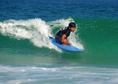 Menino que encantou Medina disputa Mundial de surfe adaptado nos EUA 172-x-122