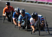 Alessandro Zanardi (D) lidera a prova da categoria H4 do ciclismo de estrada nos Jogos Paralímpicos Londres 2012 (Foto: Harry Engels/Getty Images)