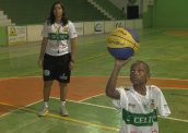 Menino se destaca no basquete