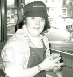 Após 32 anos de trabalho, funcionária do McDonald’s com síndrome de Down se aposenta com festa