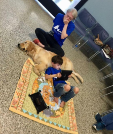 Menino com autismo que não pode ser tocado faz 'amizade instantânea' com cão terapeuta