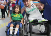 Menino cadeirante de 4 anos encontra no rugby em cadeira de rodas um ídolo e exemplo