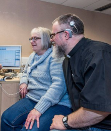 Helen e Neil se ouviram pela primeira vez em 12 anos Foto: Facebook/ University of Southampton Auditory Implant Service
