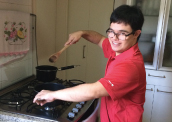 Guilherme prepara receitas para a família em casa