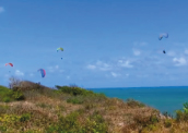 Quinze pilotos de parapente se unem no desafio de voar com 50 cadeirantes