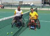 Atletas Gabriel Mataruna e Thiago Saraiva na quadra de tênis - Divulgação