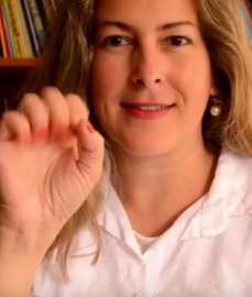 Professora cria canal no Youtube para contar histórias infantis em Libras